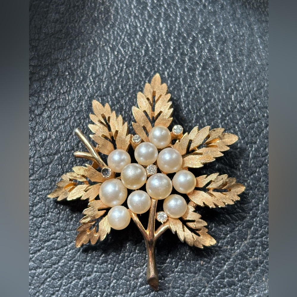 Vintage Trifari Gold Leaf Brooch